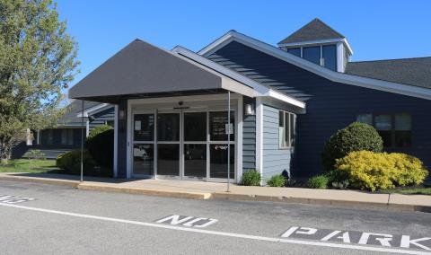 The exterior of South Shore Medical Center, a primary care practice located in Kingston, Massachusetts