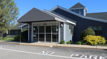 The exterior of South Shore Medical Center, a primary care practice located in Kingston, Massachusetts